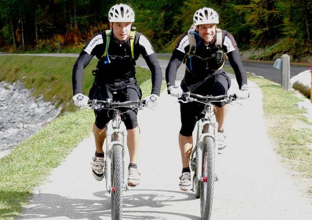 Patrick Matter (links) und Christoph Gyr zu Beginn ihrer 600-Kilometer-Tour in Tschierv. (Bild Elred Faisst/pd)