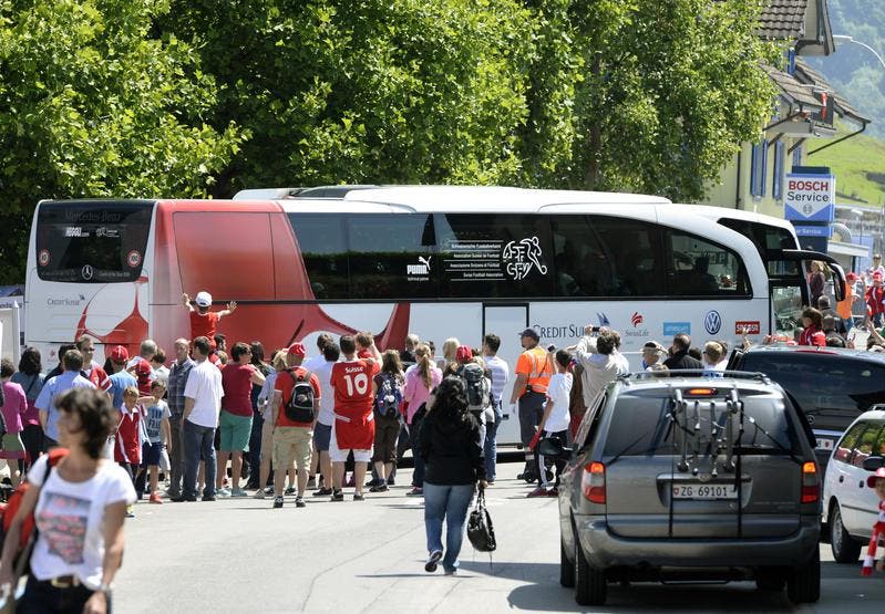 Die Schweizer Fussball-Nationalmannschaft verlaesst das letzte öffentliche Training. (Bild: Keystone / Urs Flüeler)