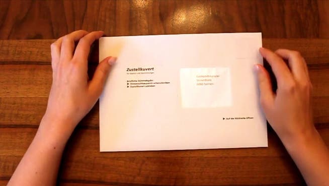 Das Video zeigt die Handhabung des neuen Stimmkuverts für die briefliche Stimmabgabe. (Bild: Screenshot)