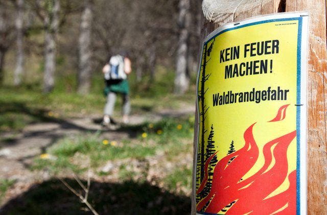 Aufgrund der aktuellen Wetterprognosen dürfte das Feuerverbot in Obwalden bestehen bleiben. (Bild: Keystone)