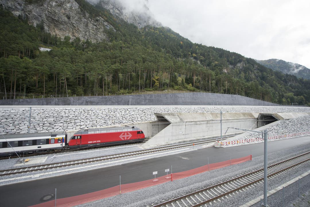 8. Oktober 2015: Der erste unter Strom fahrende Testzug fuhr beim Nordportal bei Erstfeld durch den neuen Gotthard-Basistunnel. (Bild: Keystone / Urs Flüeler)