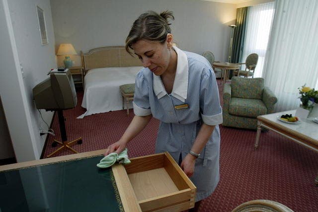 Eine Zimmerfrau im Parkhotel auf dem Bürgenstock bei der Arbeit. (Archivbild Fabienne Arnet/Neue NZ)