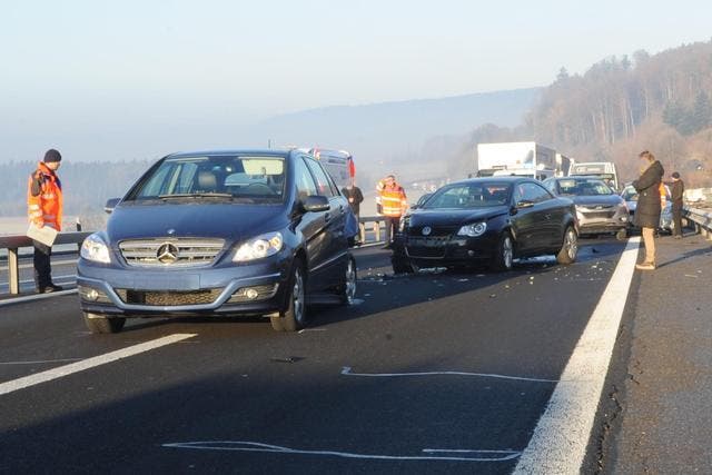 11. Dezember 2013: Drei Auffahrunfälle und acht ineinander gestossene Autos forderte dieser Mittwochmorgen auf der Autobahn A2 bei Knutwil. Die Einsatzkräfte hatten Mühe zum Unfallort zu gelangen, weil Autos den Weg versperrten. (Bild: Luzerner Polizei)