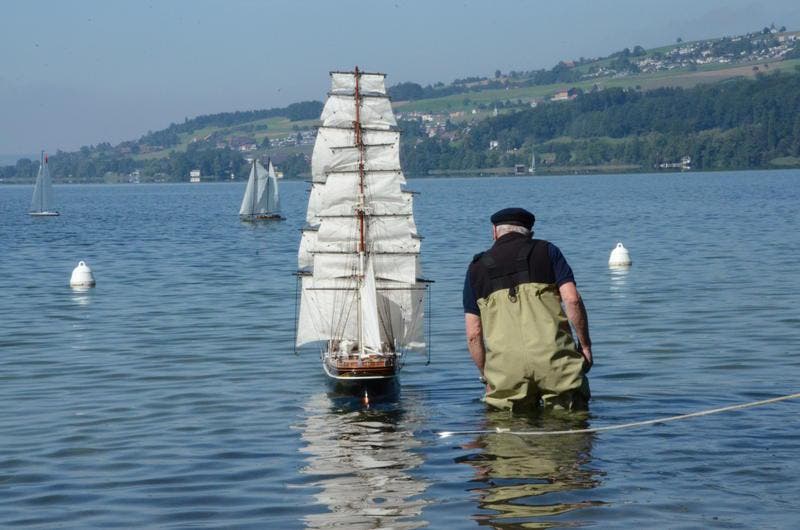 Szenen wie bei Gullivers Reisen, gesehen am Schaufahren des Schiffsmodellbauclub Olten in Sempach. (Bild: Leser Norbert W. Saul)