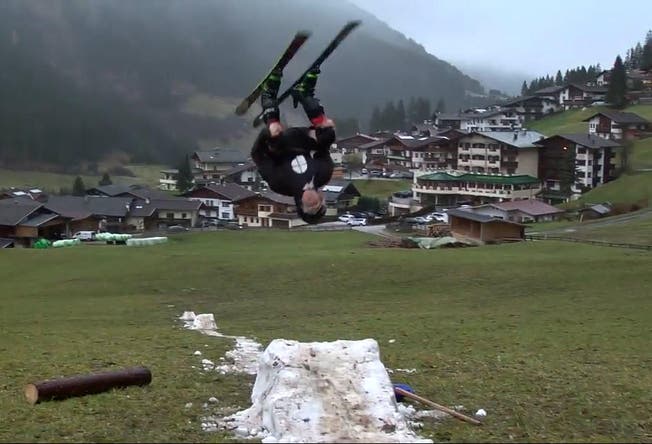Damit er seine Flips weiterhin machen kann, hat Andrin Ragettli jede Schneeflocke zusammengekratzt. (Bild: Screenshot Youtube)