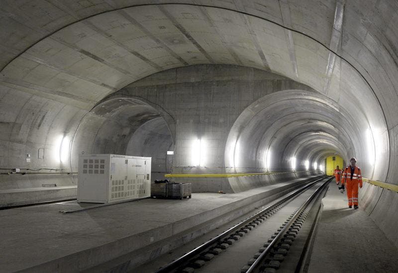 31.10.2013: Arbeiten zum Einbau der Bahntechnik. (Bild: Keystone)