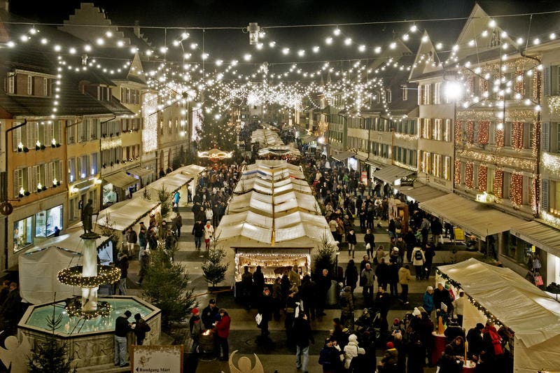6. Dezember: Der Christkindli-Markt im Städtli Willisau begeisterte wieder einmal die Massen. Vom 6. bis 8. Dezember erfreuten sich die Besucher ob der vielen Marktstände und der heimeligen Stimmung auf dem Weihnachtsmarkt. (Bild: Pius Amrein / Neue LZ)