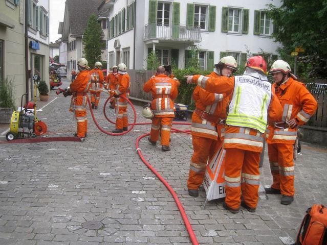 Die Feuerwehr Stans bei den Löscharbeiten an der Nägeligasse. (Bild Feuerwehr Stans)