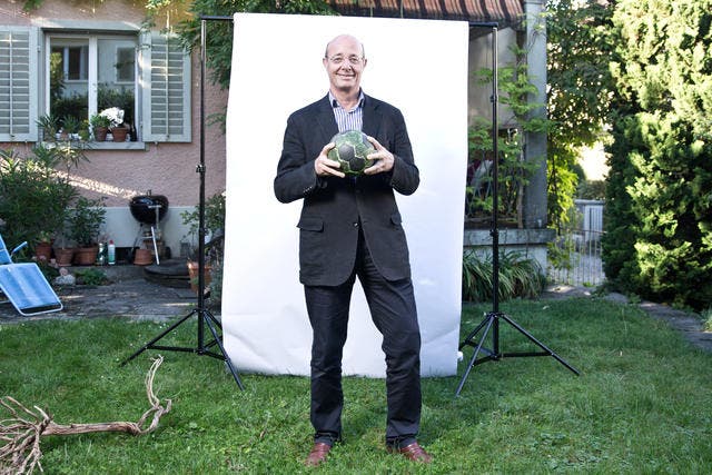 Handball war früher Louis Schelberts (63) Lieblingssport. Unser Bild zeigt ihn in seinem Garten in Luzern. (Bild: Manuela Jans / Neue LZ)