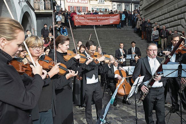 Das Sinfonieorchester wehrt sich mit einem Protestkonzert gegen die Sparpläne in der Kultur. (Bild: Roger Zbinden (Luzern, 22. Oktober 2016))