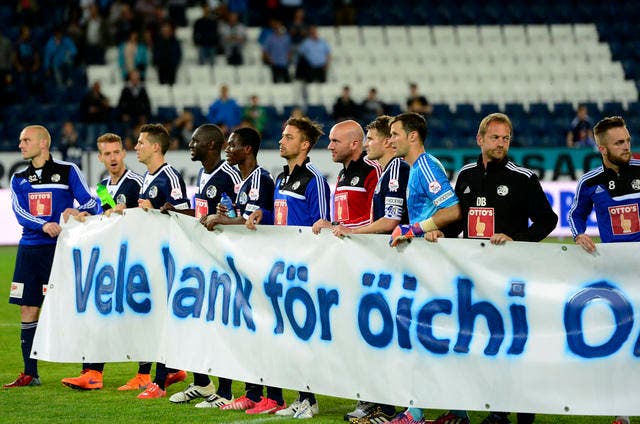 Die Spieler des FC Luzern feiern den Sieg mit dem Transparent «Vele Dank för öichi Onderstötzig». (Bild: Keystone / Urs Flüeler)