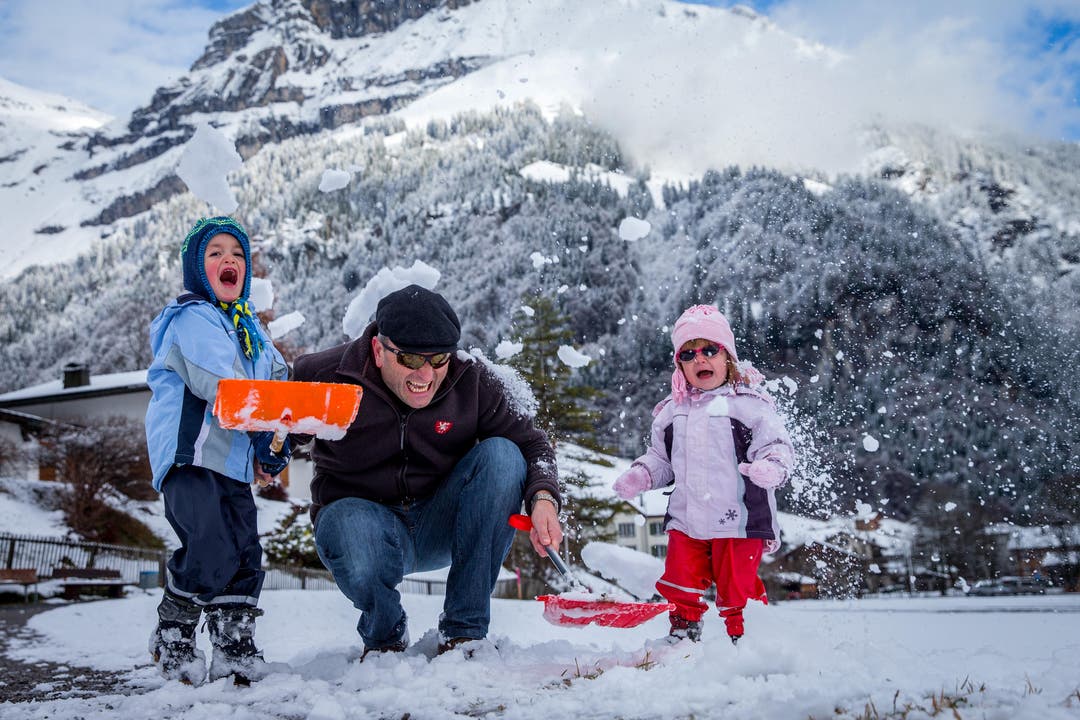 Sepp Durrer (mitte) mit Silvan und Julia aus Wolfenschiessen beim Schneeschaufeln in Engelberg. (Bild: Philipp Schmidli)