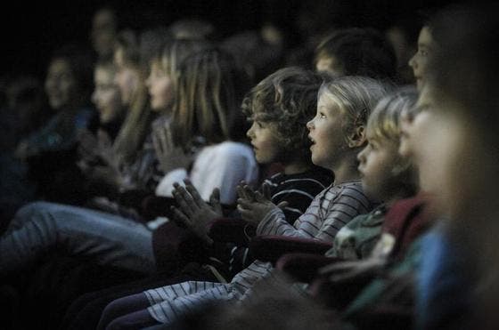 Kinder verfolgen am Mittwochnachmittag die Vorführung im Luzerner Theater. (Bild: Pius Amrein / Neue LZ)