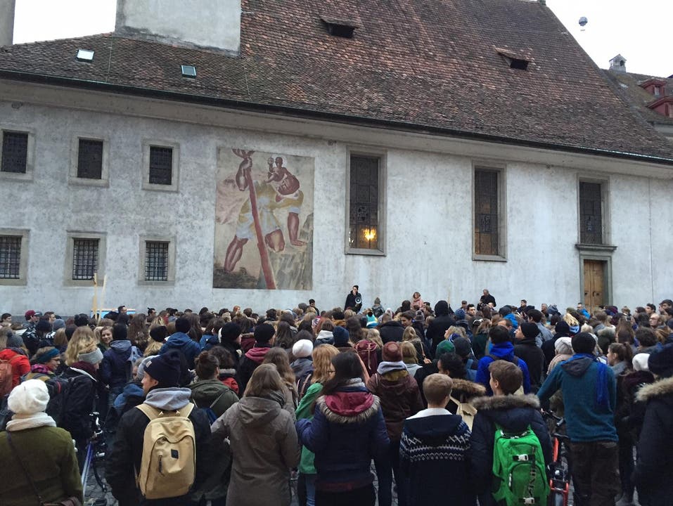 Die Schülerinnen und Schüler waren vom Kapellplatz ... (Bild: Claudia Zanini / Neue LZ)