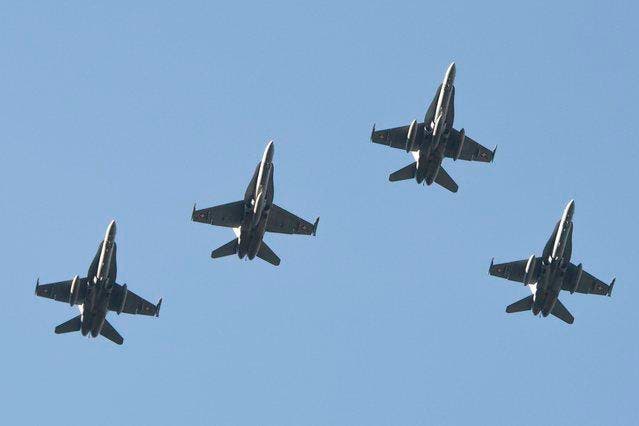 Die F/A-18 Kampfjets fliegen über Meiringen die Missing Man Formation (Bild: Keystone)