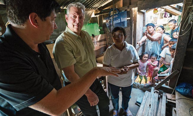 Al Gore (Mitte) unterhält sich im Dok-Film «Immer noch eine unbequeme Wahrheit» mit Opfern von Überschwemmungen auf den Philippinen. (Bild: Paramount Pictures)