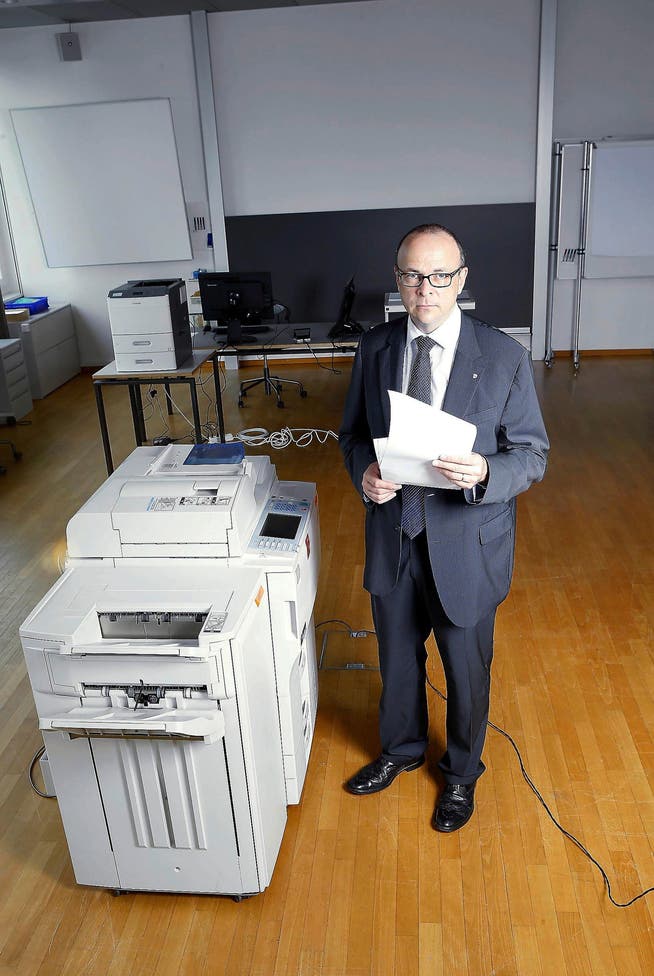 An dieser Maschine erhält Tobias Moser heute die Wahl­resultate direkt aus der Staatskanzlei. (Bild: Werner Schelbert)