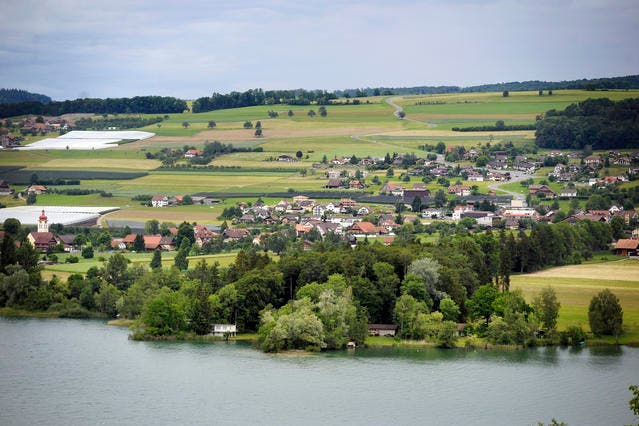 Die Gemeinde Aesch am Hallwilersee, wo Villenzonen entstehen könnten. (Bild Pius Amrein/ Neue LZ)