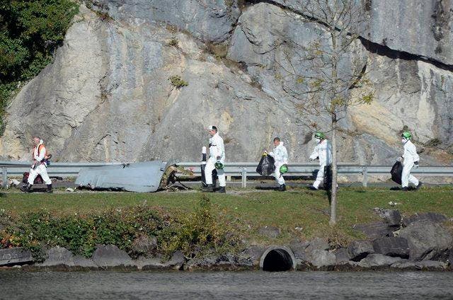 23. Oktober 2013: Ein F/A-18 Kampfjet ist bei Alpnach Dorf abgestürzt. Das Bild zeigt Spezialisten der Schweizer Armee und Polizeiforensiker bei der Untersuchung von Wrackteilen am Unfallort. (Bild: Keystone)