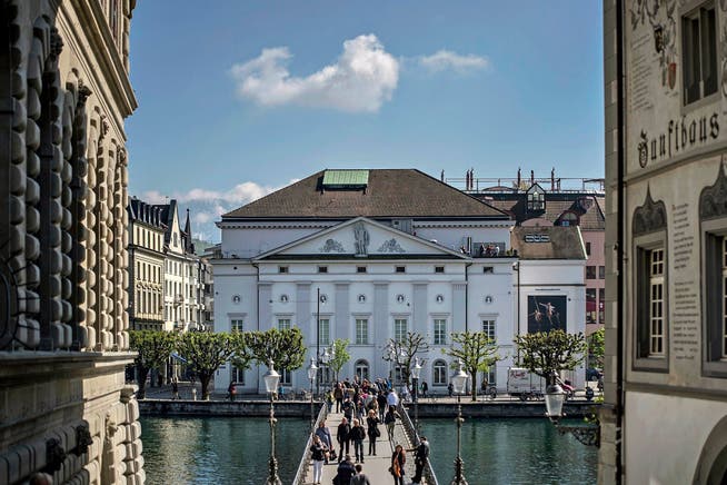 Blick über den Rathaussteg auf das Gebäude des Luzerner Theaters. (Bild Pius Amrein)