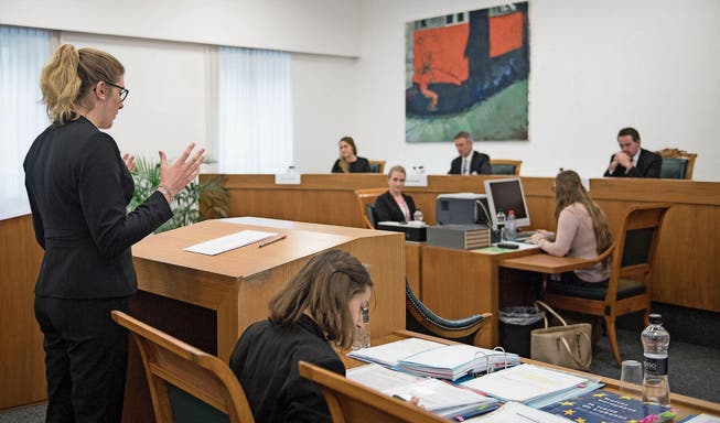 Sieht aus wie echt, ist aber gespielt: eine angehende Juristin beim Plädoyer im Kantonsgericht Luzern.Bild: Corinne Glanzmann (16. Februar 2018 (Bild: ))