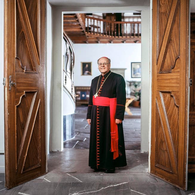 Öffnet den Frauen die Türen nur halb: Vitus Huonder, Bischof des Bistums Chur. (Bild: Keystone/Gaetan Bally)
