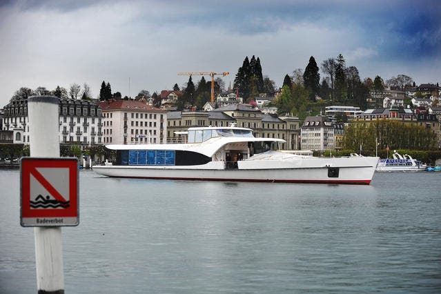 Das Streitobjekt: die seit Mai kursierende Jacht «Saphir» der Schifffahrtsgesellschaft Vierwaldstättersee im Luzerner Seebecken. (Bild: Corinne Glanzmann/Neue LZ)