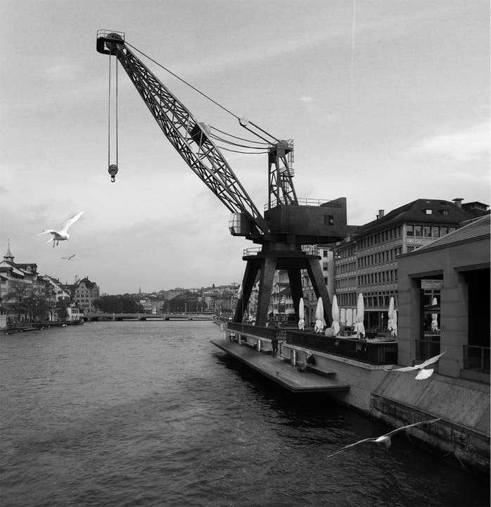 Das undatierte Handout des Hochbaudepartements der Stadt Zürich zeigt eine Fotomontage des geplanten Hafenkrans am Limmatquai in Zürich im Rahmen des Kunstprojektes "zuerich- transit maritim". (Bild: Keystone)
