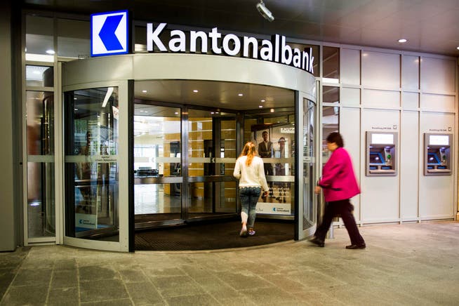 Haupteingang der Luzerner Kantonalbank an der Pilatusstrasse in Luzern. (Bild: Keystone)