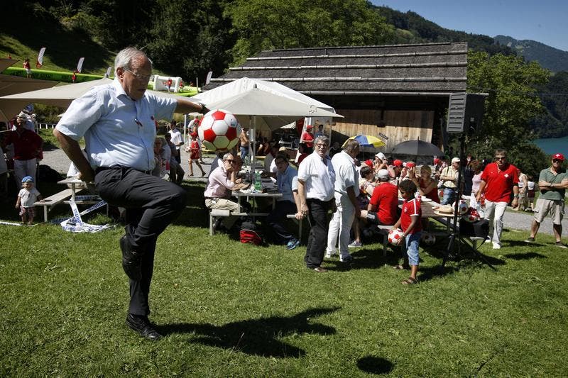 Bundesrat Johann Schneider-Ammann zeigt seine Fussballkünste. (Bild: Keystone)
