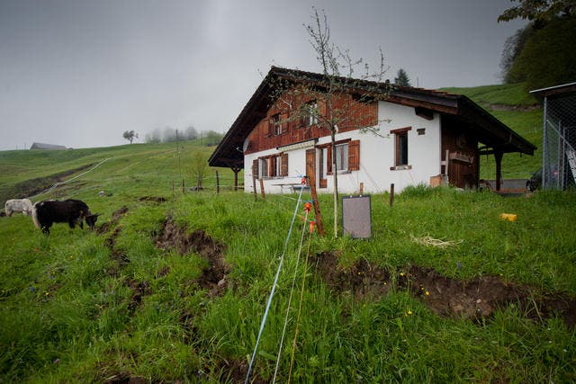 Ein vom Hangrutsch betroffenes Haus im Gebiet Hintergraben. Der Besitzer musste es im Mai verlassen. (Bild: Pius Amrein / Neue LZ)