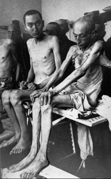 Nur noch Haut und Knochen: Rund 7500 Häftlinge liessen die Nazis in den Lagern rund um Auschwitz zurück, die meisten von ihnen Kranke und Entkräftete. Die anderen Inhaftierten wurden von der SS kurz vor der Befreiung in sogenannten Todesmärschen nach Westen getrieben. (Bild: Keystone)
