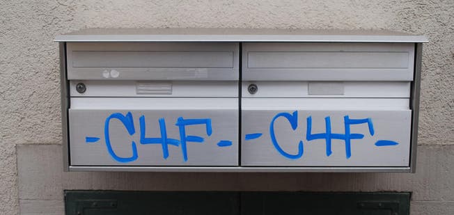 Diese «C4F»-Schmiererei brachten die Vandalen unter anderem auf Briefkästen an. (Bild: Luzerner Polizei)