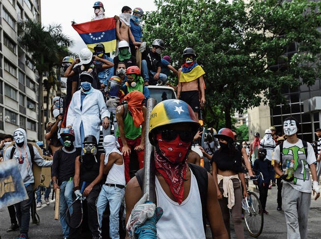 Seit dem Beginn der Proteste im April gehören solche Szenen zum Alltag in Caracas. (Bild: Federico Parra/AFP (Caracas, 22. Mai 2017))