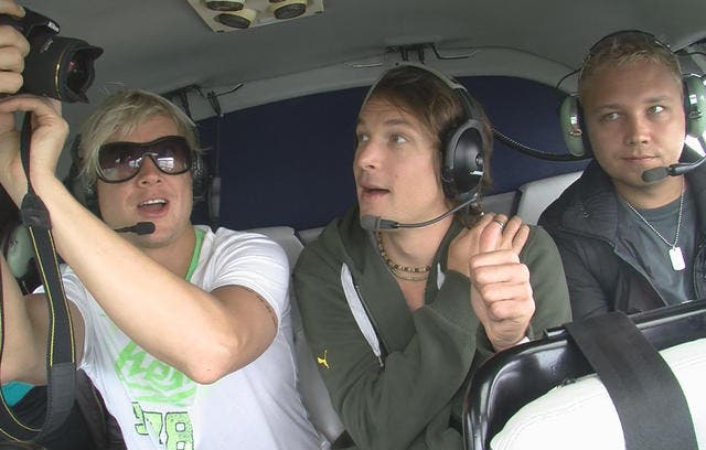 Zwischen Coolness und Muffensausen: Die Jungs von Sunrise Avenue im Helikopter. (Bild pd)
