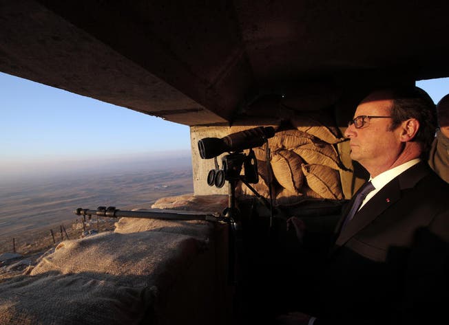 Der französische Präsident Francois Hollande Anfang Januar beim Besuch eines militärischen Aussenpostens ausserhalb von Mossul. (Symbolbild) (Bild: AP Photo)