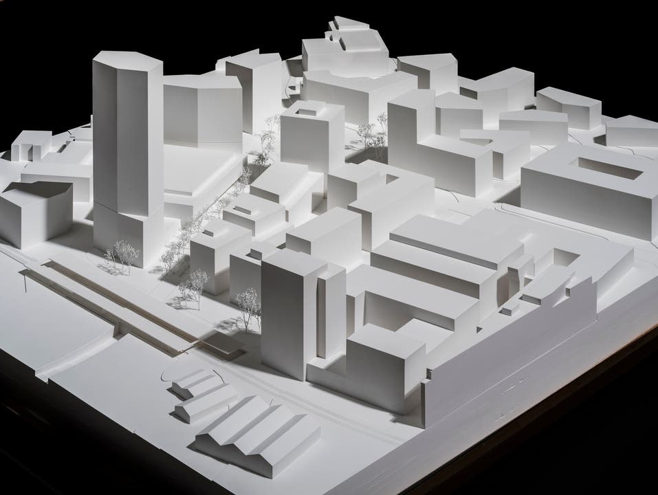 Ein Modell der geplanten Pilatus-Arena mit den Hochhäusern (links oben; Blick von Nordosten). (Bild: Modellfoto Stefano Schröter, Pilatus Arena AG)