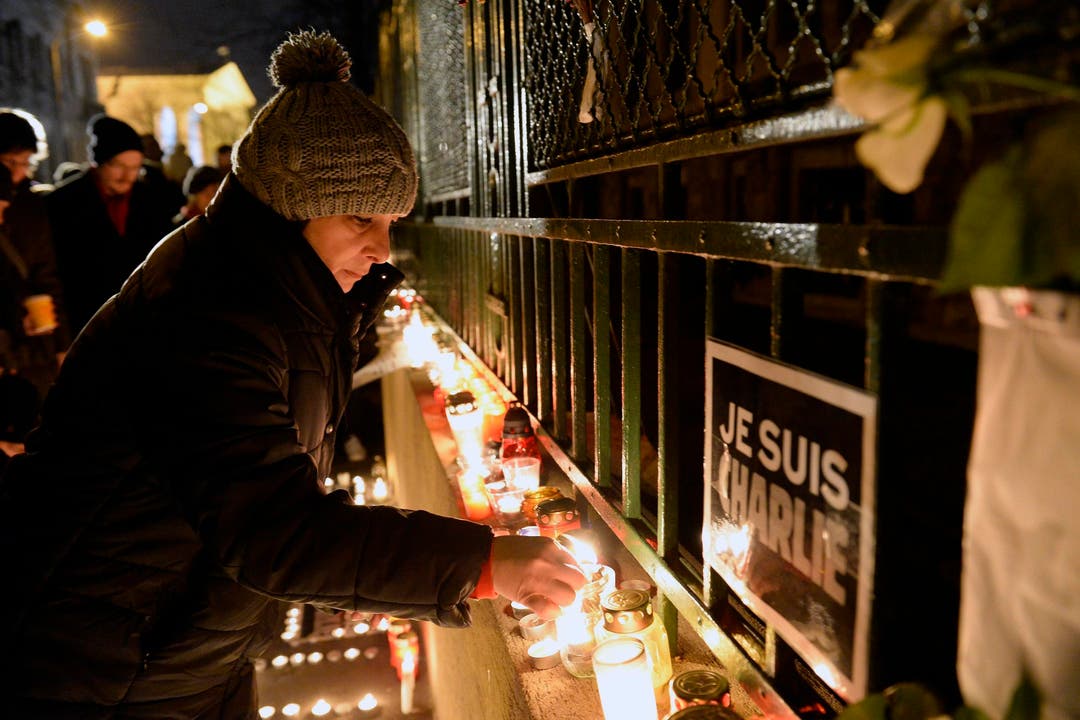 Kerzen für die Opfer auch in Budapest. (Bild: Keystone)