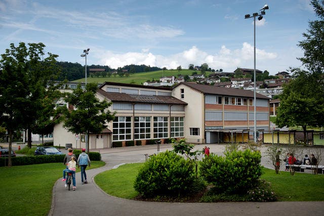Das Schulhaus von Adligenswil. (Bild: Pius Amrein / Neue LZ)