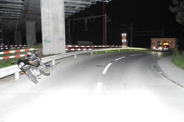 Der Motorradfahrer verunfallte unterhalb des Viaduktes. (Bild: Kantonspolizei Schwyz)