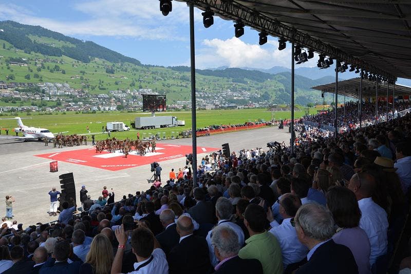 Unter den 4500 geladenen Gästen auf drei Tribünen befanden sich zahlreiche Politiker von Bund und Kantonen, Vertreter der Schweizer Armee, ausländische Militärs und Pilatus-Kunden. (Bild: Pilatus Aircraft)