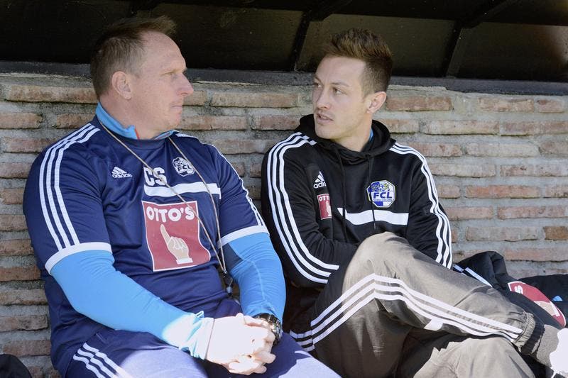 Konditionstrainer Christian Schmidt (links) im Gespräch mit dem verletzten François Affolter. (Bild: Martin Meienberger)