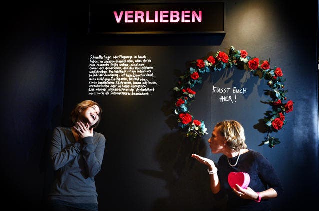 Alexandra Strobel (r.), Kuratorin des Historischen Museums, schickt Melanie Eyer einen Kuss. (Bild: Nadia Schärli / Neue LZ)