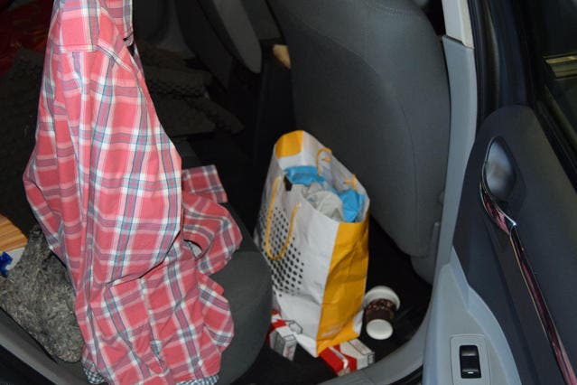 Die harmlose Tüte hinter dem Beifahrersitz hat es in sich. (Bild: Luzerner Polizei)