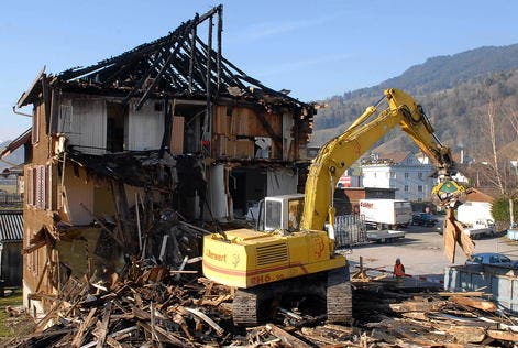Vier Monate nach dem Brand wird das 130-jährige Wohnhaus in Kägiswil nun abgebrochen. (Bild Josef Reinhard)