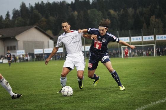 Luzerns Arben Buqaj (rechts) gegen den Ruswiler Ricardo Pereira. (Bild: Manuela Jans/Neue LZ)