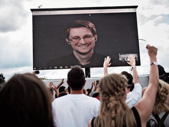 Edward Snowden spricht zum Publikum des Roskilde-Festivals in Dänemark. (Bild: Mathias Loevgreen Bojesen/EPA (Roskilde, 28. Juni 2016))