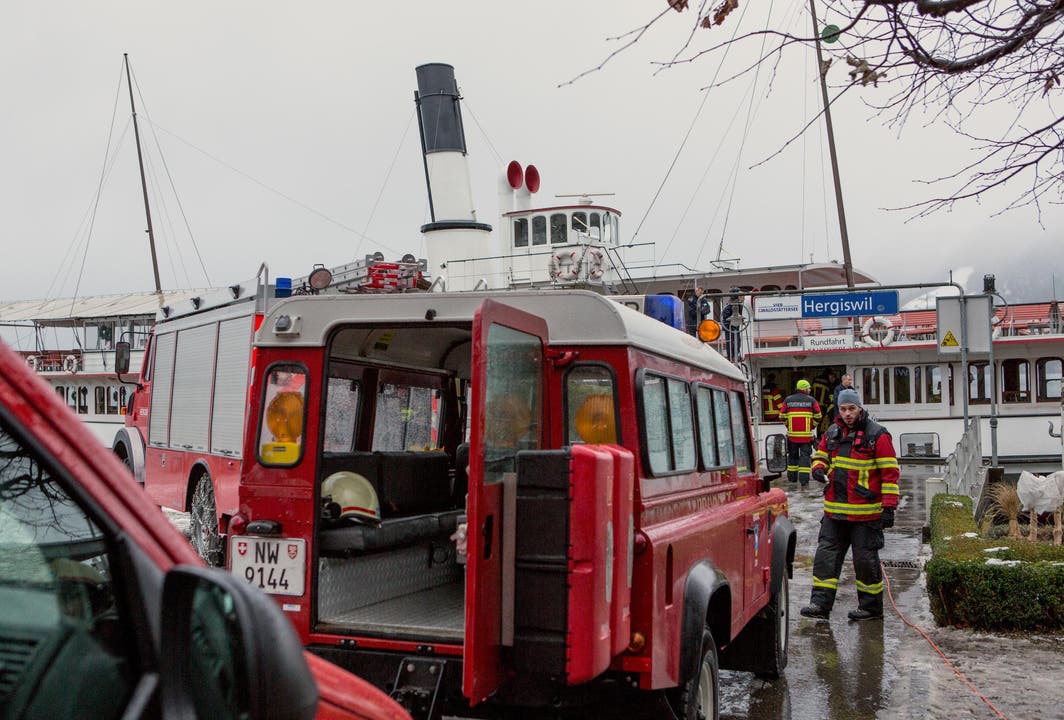 Elektrobrand auf Dampfschiff Uri - Feuerwehr Hergiswil im Einsatz (Bild: Leser Bruno Schuler)