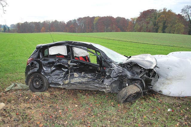 Der Fahrer dieses Autos und auch der Fahrer des Lieferwagens wurden beim Unfall verletzt. (Bild: Luzerner Polizei)