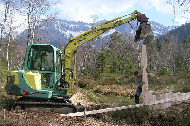 Erstellen einer Holzspundwand im benachbarten Forenmoos im Eigenthal. (Bild: PD)